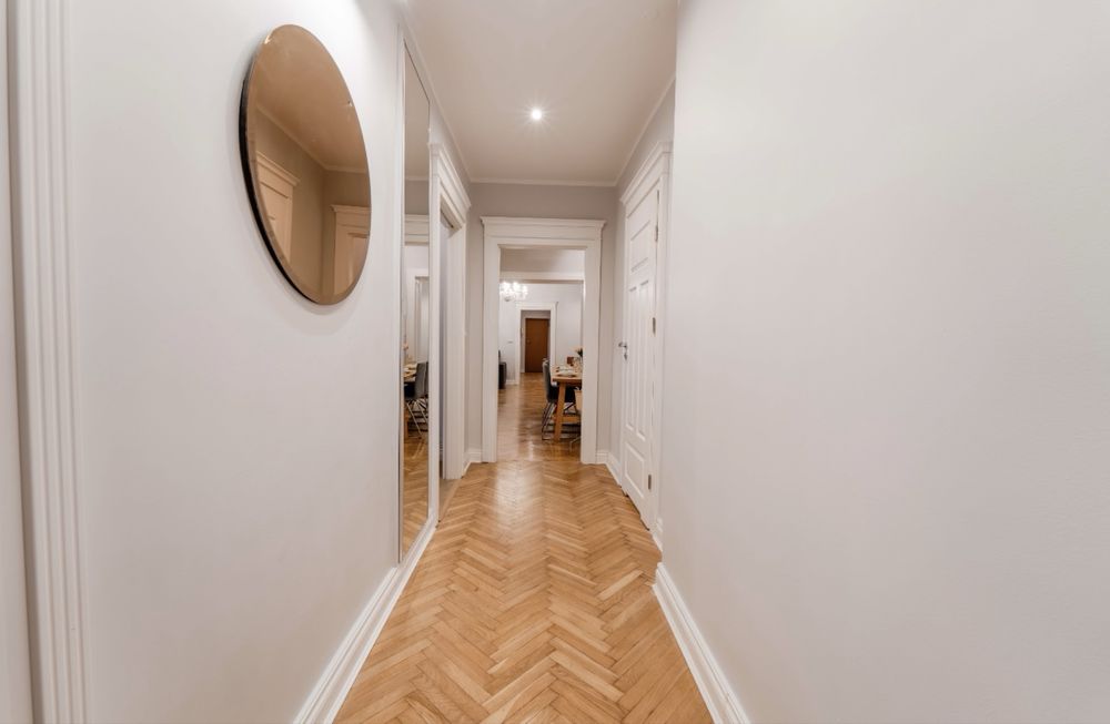 Apartament na Rynku –110m2- 4 pokoje, 6 łóżek, 2 balkony – max 12 osób