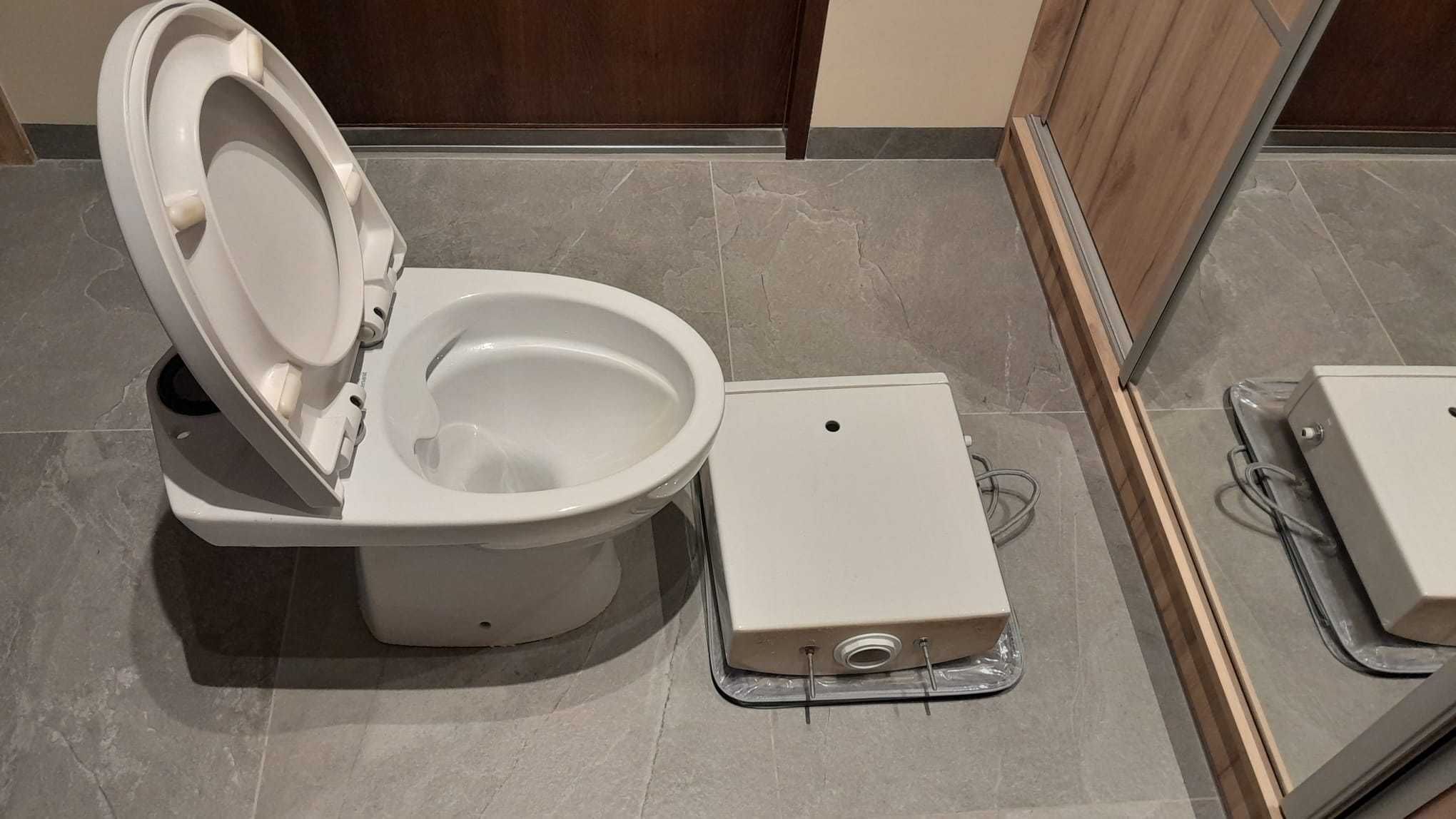 Toaleta wolnostojąca/ kibel wolnostojący/ WC (to naprawdę spoko kibel)