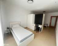 732564 - Quarto com várias camas em...