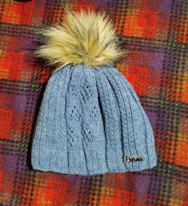 Теплая шапка с помпоном Rioni