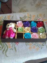 Продам игрушечний набор лепестков роз  с мишуткой праздничной коробке