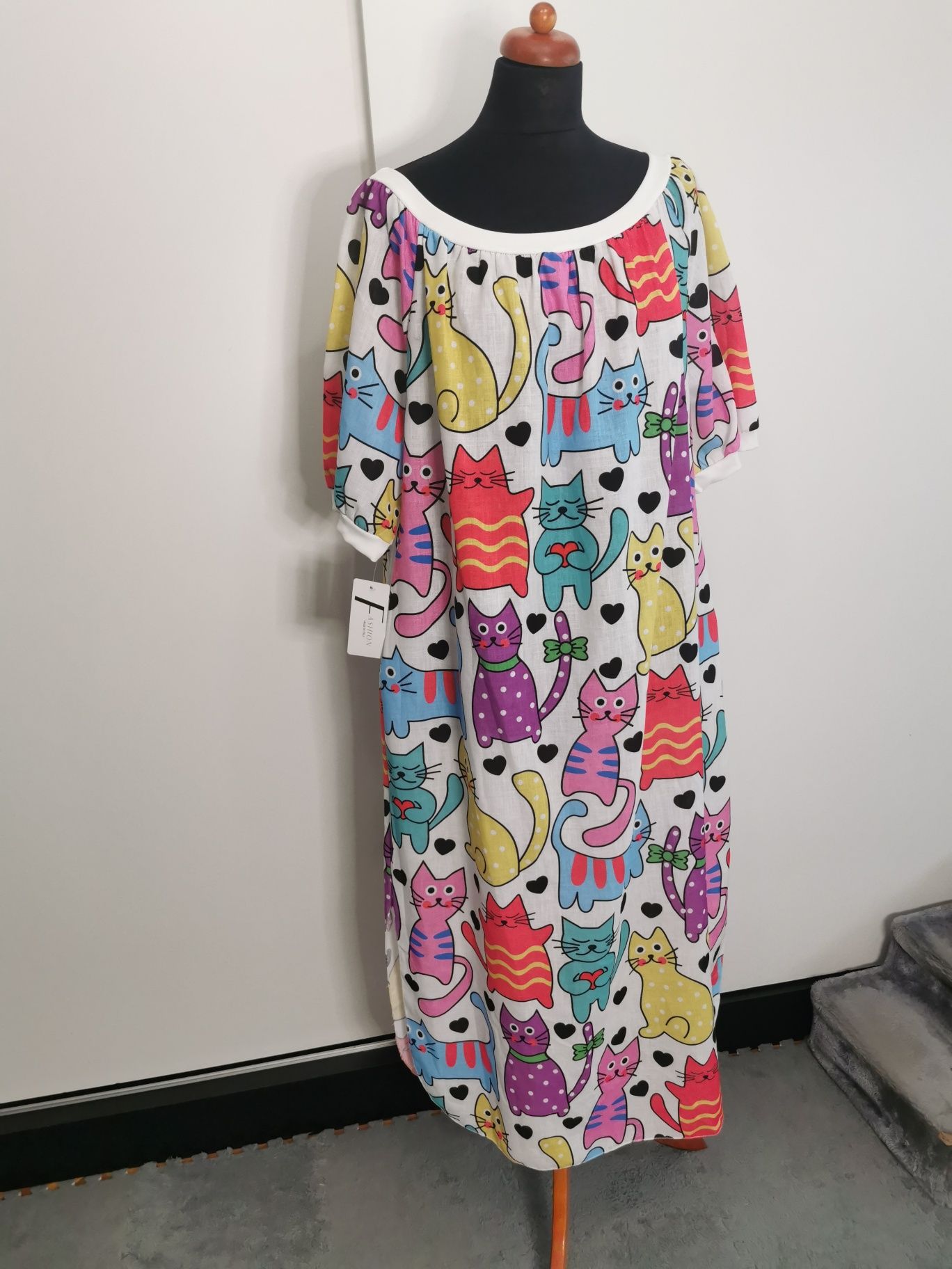 Śliczna długa prosta sukienka w kolorowe koty oversize plus size