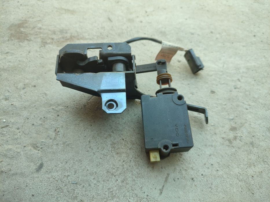 Продам замок стекла задней Ляды багажника на BMW e39 touring