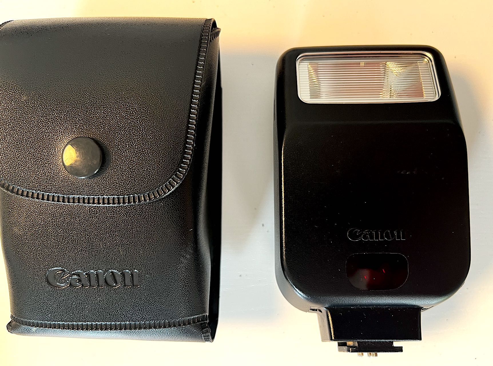 Máquina Fotográfica CANON EOS REBEL + Objectiva + Flash — 70€