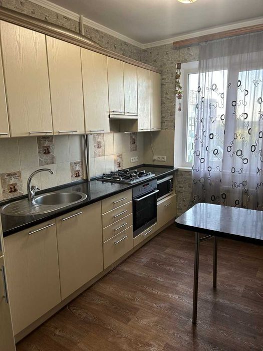 Трикімнатна квартира на вул. Нарвській