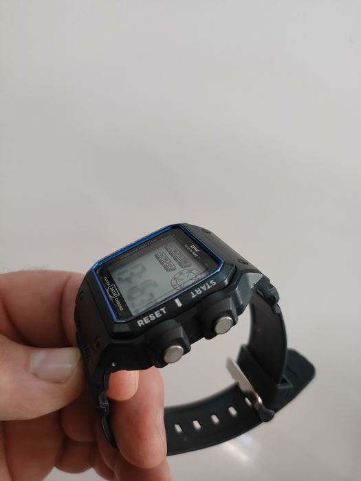 Zegarek elektroniczny wodoodporny 3 ATM.