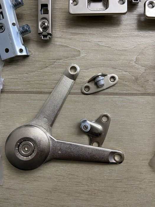 Zawiasy meblowe Blum / FGV