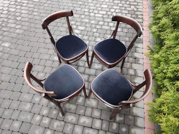 Krzesła po renowacji z czasów PRL-u