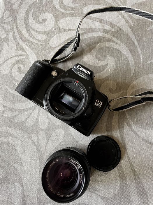 Máquina analógica Canon EOS 3000 + lente 35-80mm (kit completo)