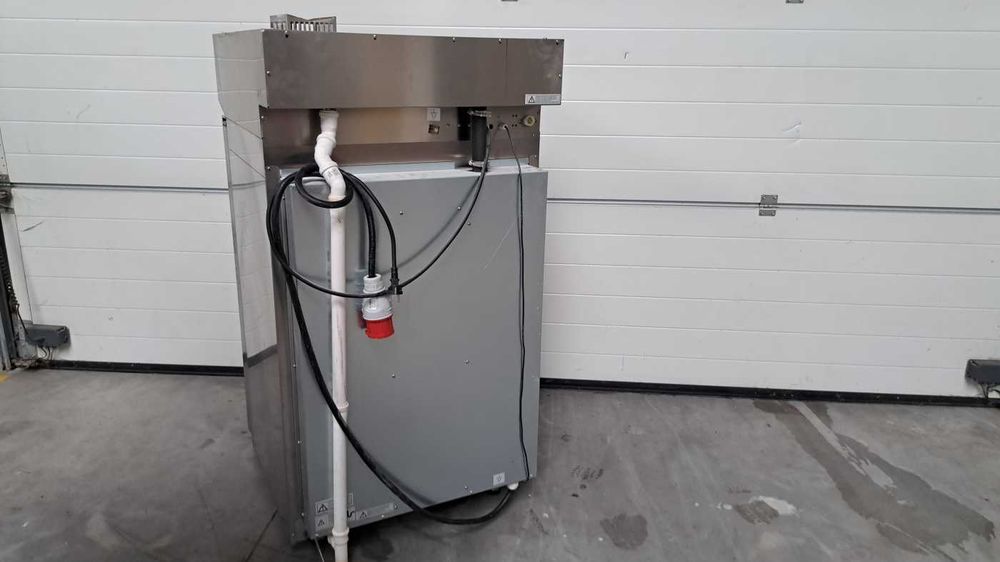 Piec konwekcyjno-parowy Tecnoeka z okapem i podstawą