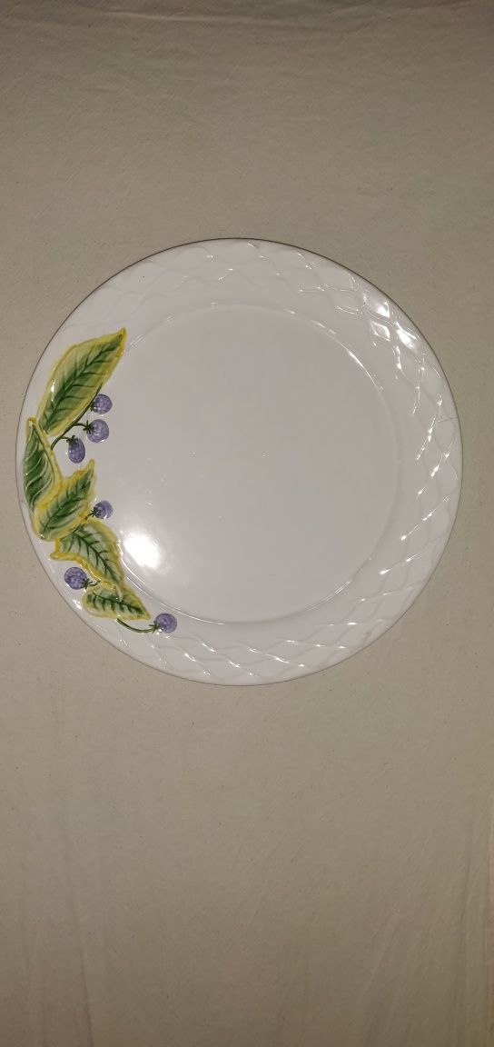 Prato de louça com motivos em relevo