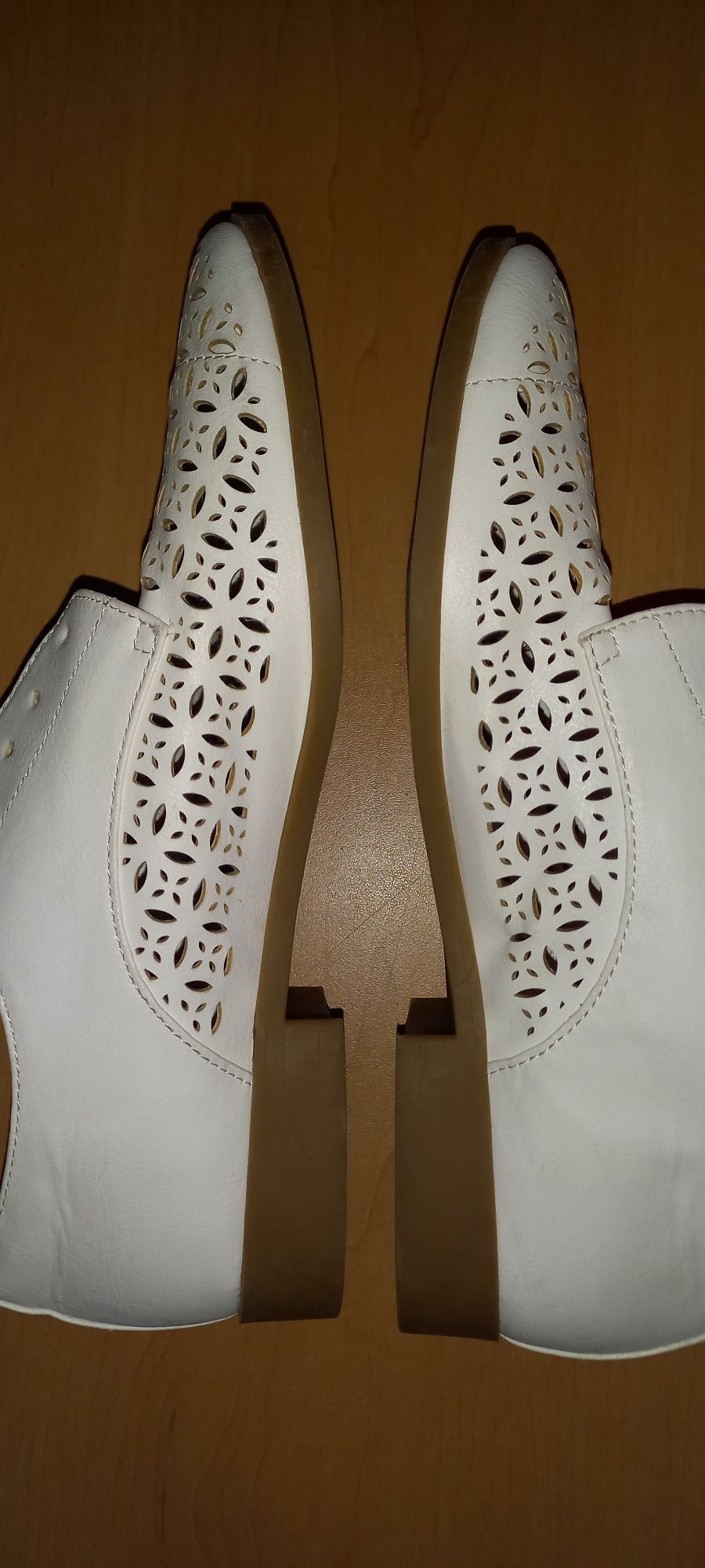 Туфлі білі з перфорацією