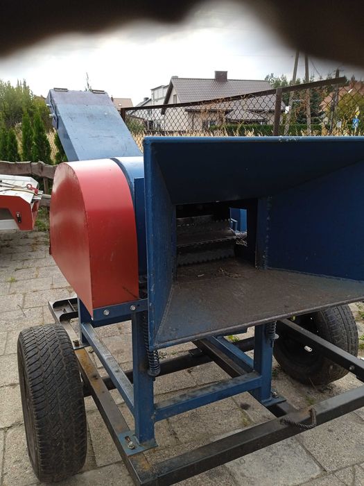 Rębak bębnowy z silnikiem diesla ES16 na przyczepce