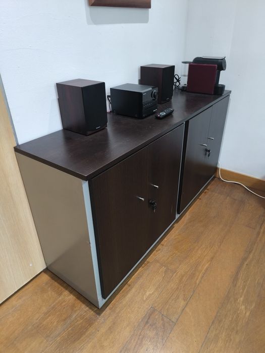 Secretárias, Armários e Cadeiras em Madeira