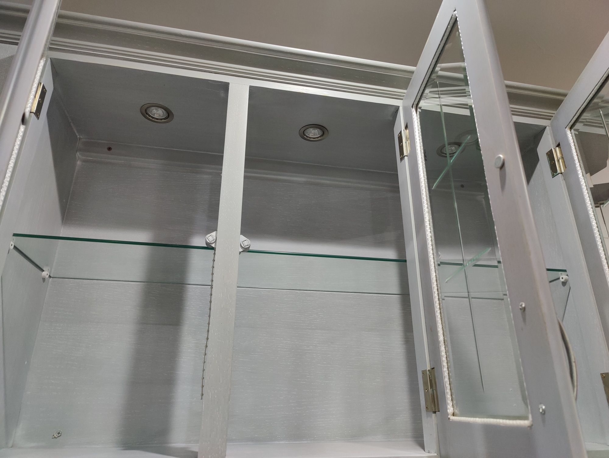 Armário de cozinha com vidro e iluminação interior