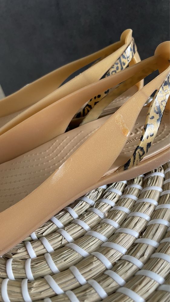 Crocs sandały Isabella Grph Huarache 2 Flat Dark Gold/Gold W7 37/38