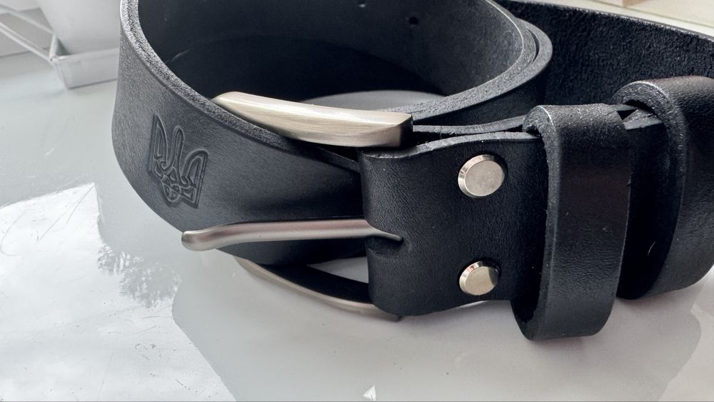 Шкіряні ремінь і обкладинка з тризубом