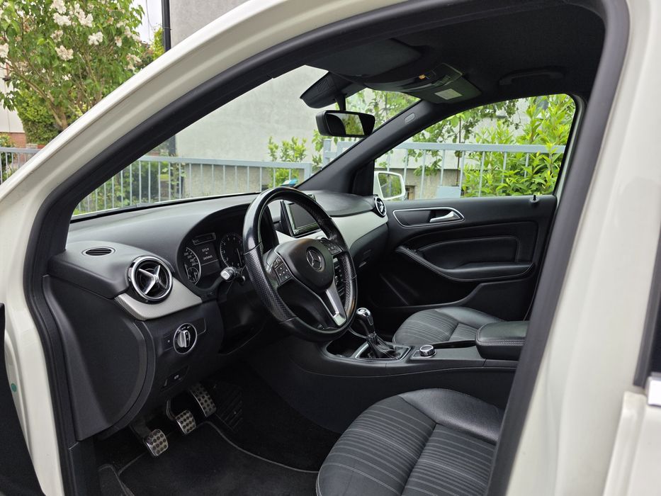 Mercedes B klasa  (W246) - B180  bixenon, pakiet AMG, benzyna