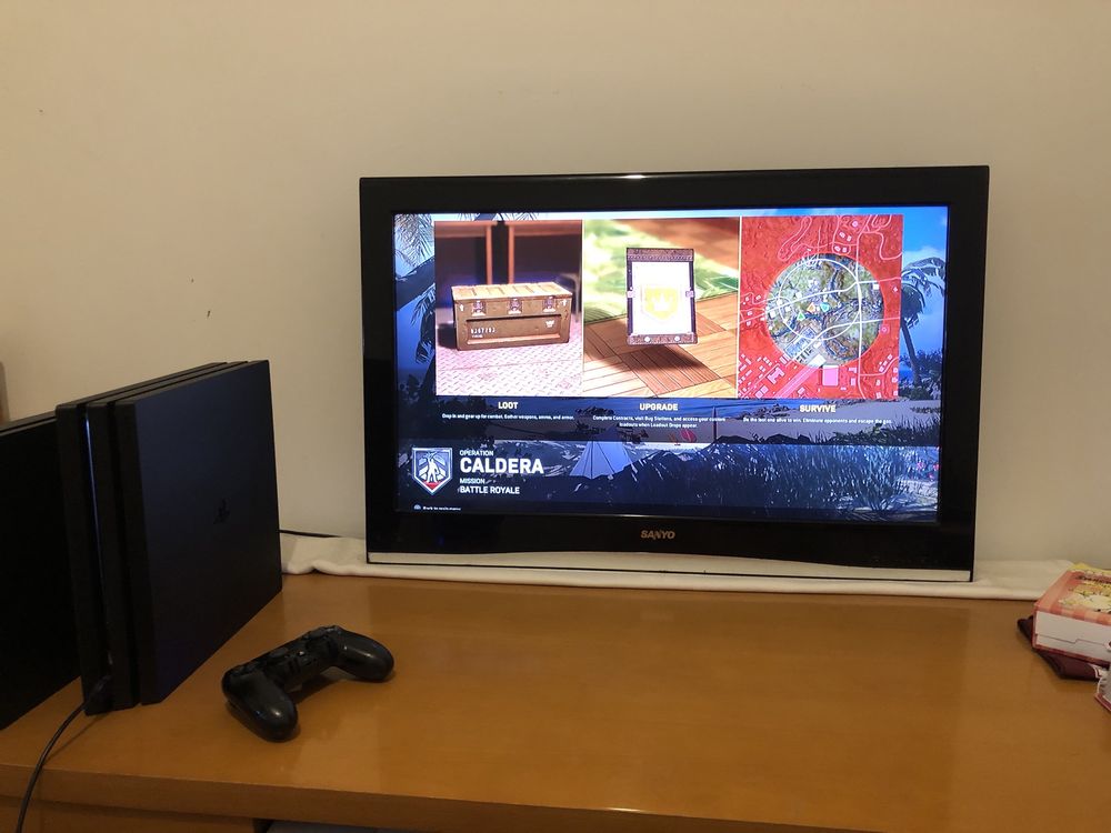 PlayStation 4 de um terá  usada mas conservada !!