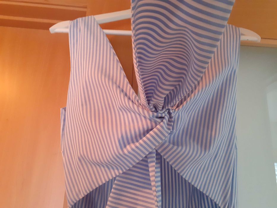 Vestido comprido com riscas.