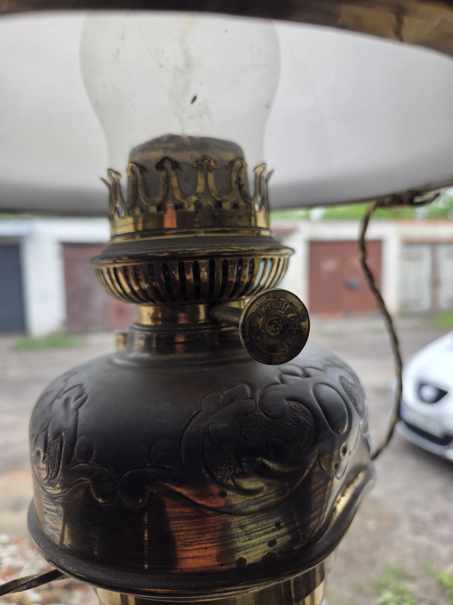 Stara lampa naftowa wiszaca