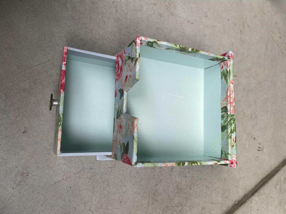 Pudełko pudełeczko szkatułka na biżuterię itp. wzór kwiaty