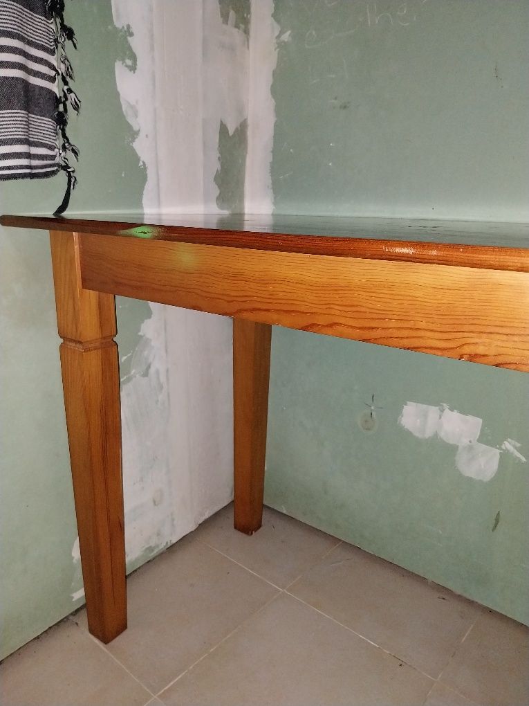 Mesa com algumas marcas de uso