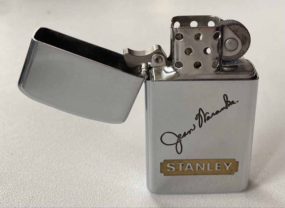 Зажигалка Zippo.