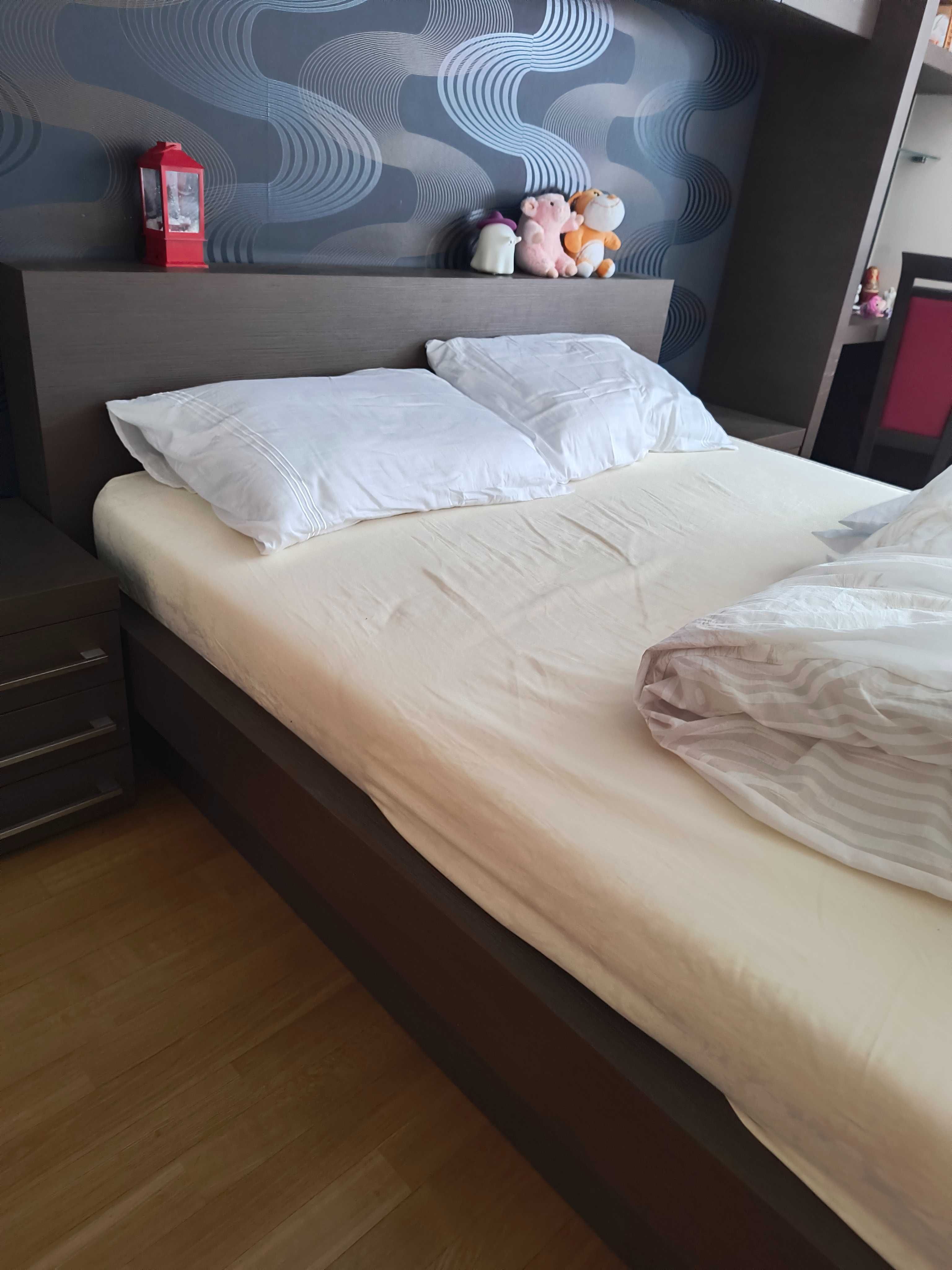 Sprzedam łóżko z materacem nowym 160x200 plus 2 szafki nocne