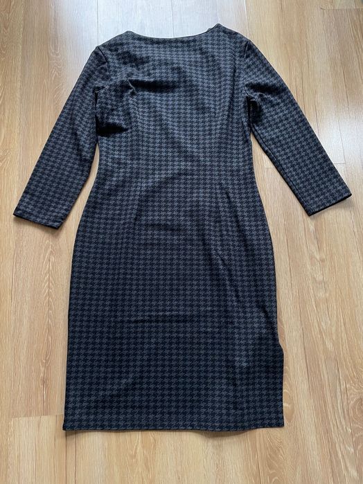 Dopasowana sukienka midi z krótkim rękawkiem w pepitkę S/M