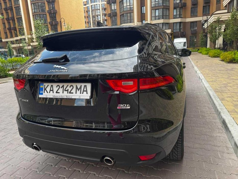 Jaguar F-Pace R-Sport 2.0 AWD (300 л.с.)