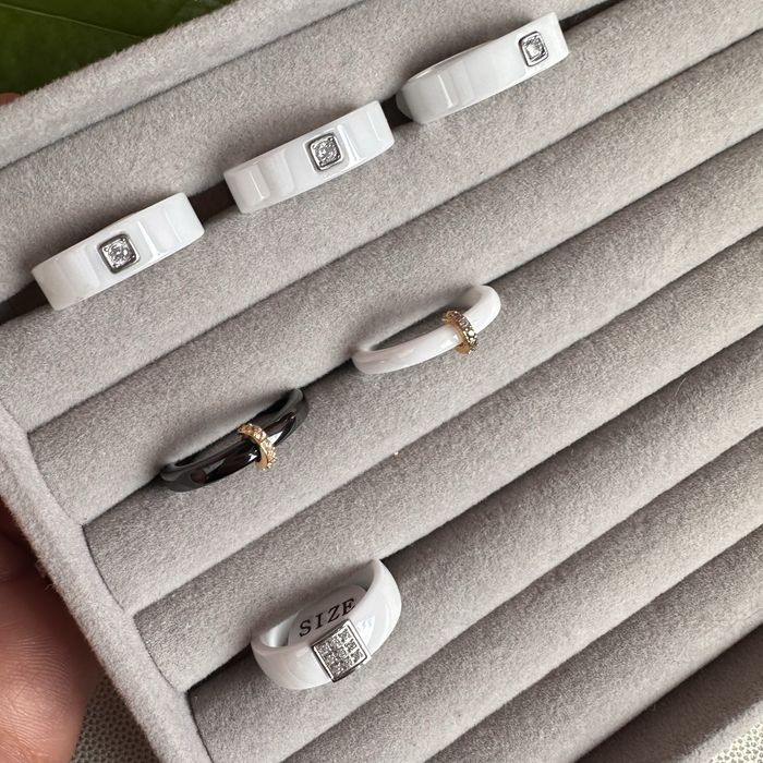 Керамічні каблучки нові 17 розмір