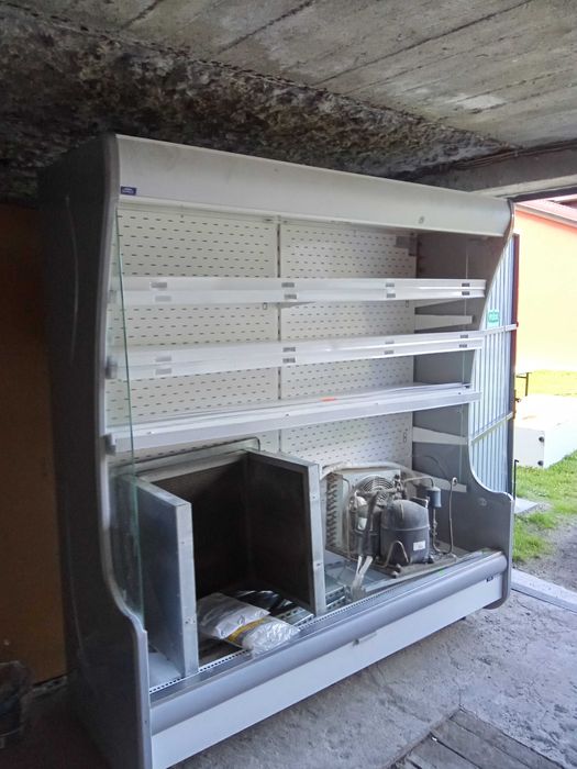Witryna chłodnicza z zewnętrznym agregatem.