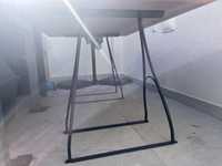Mesa em cavalete metalico e tampo em vidro 93.5x158cm