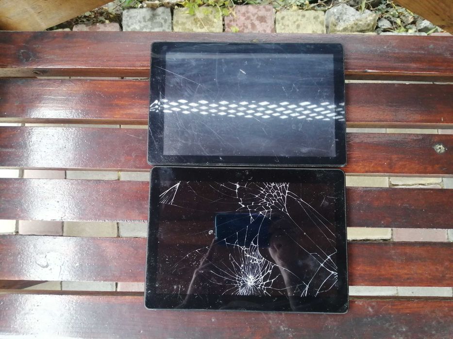 Планшети з батарейками на запчастини