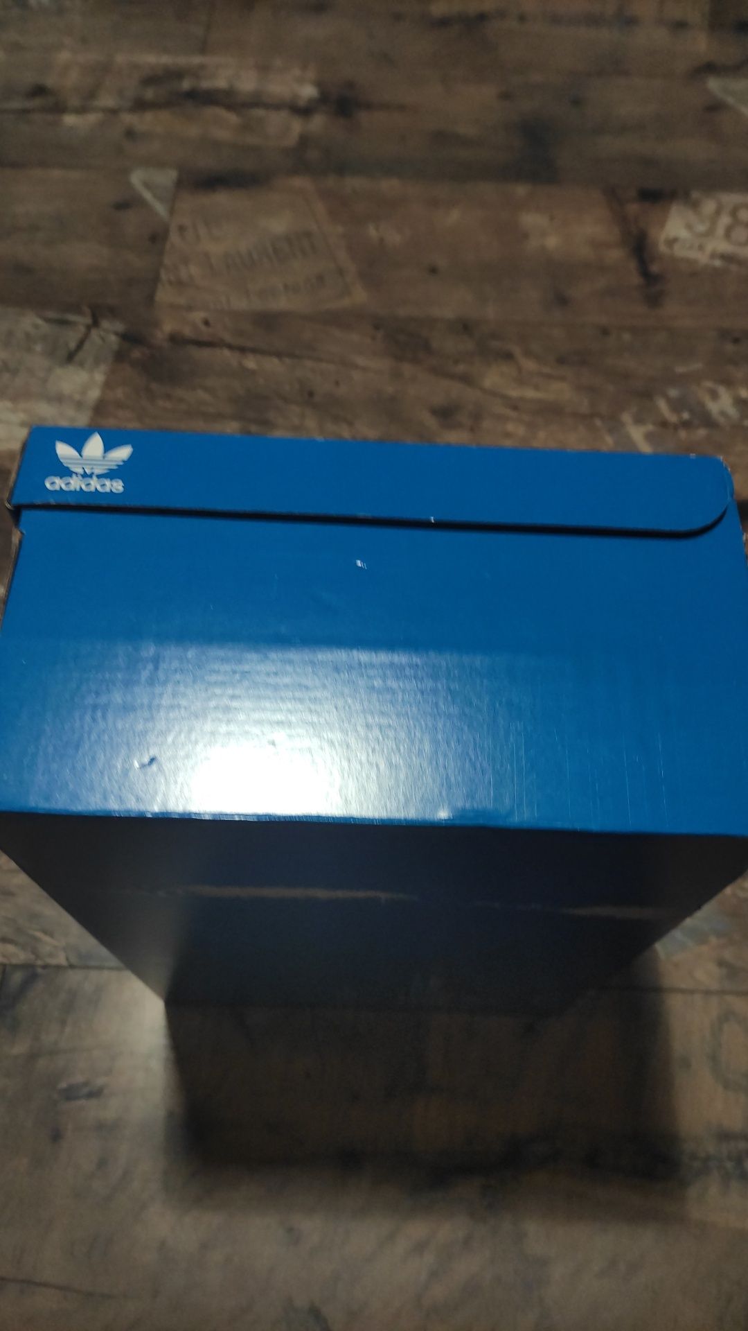 Pudełko po butach Adidas Ozelia, dla kolekcjonerów