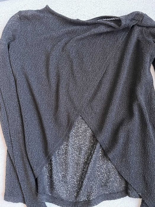 Czarny sweterek damski z wycięciem