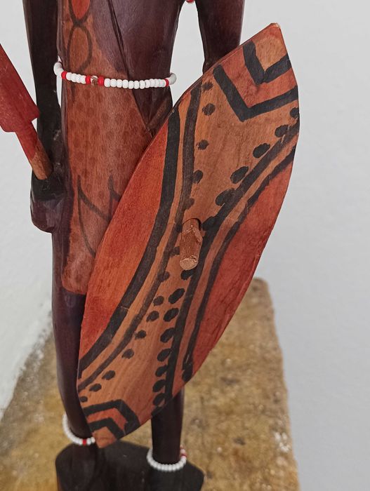 Escultura africana de guerreiro em madeira maciça