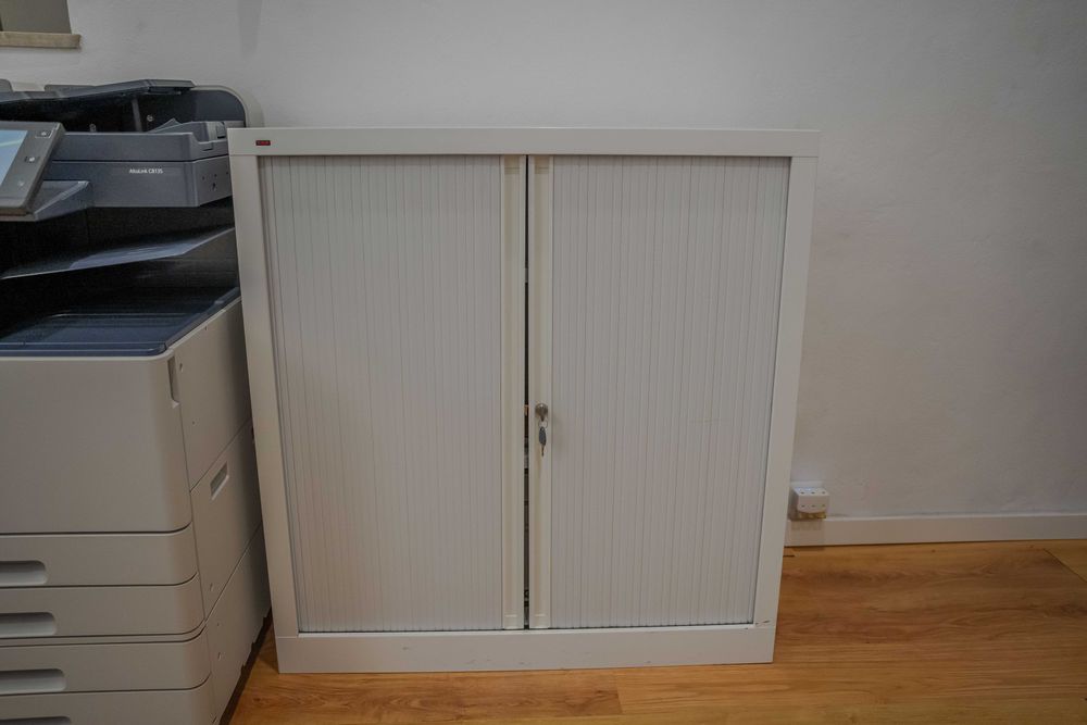 Armário com portas de segurança