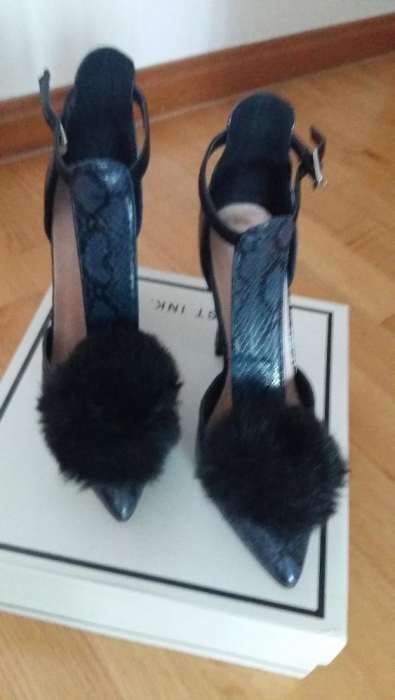 Sapatos Azuis c/ PomPom