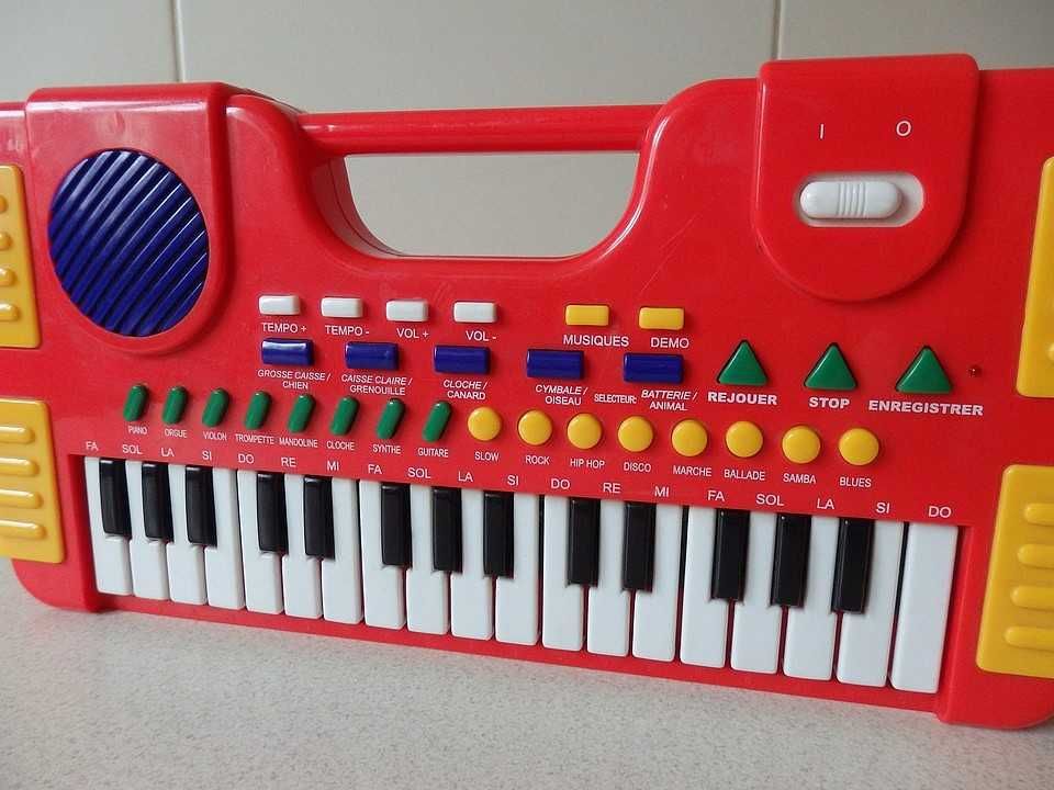 Instrument klawiszowy dla dziecka - dużo funkcji.