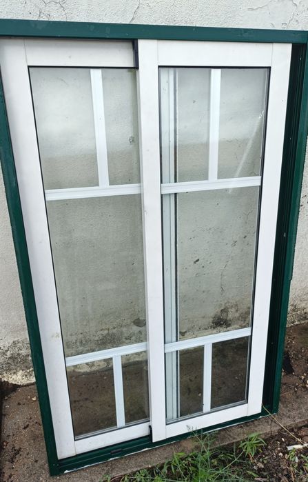 Vendo duas  janelas  de correr