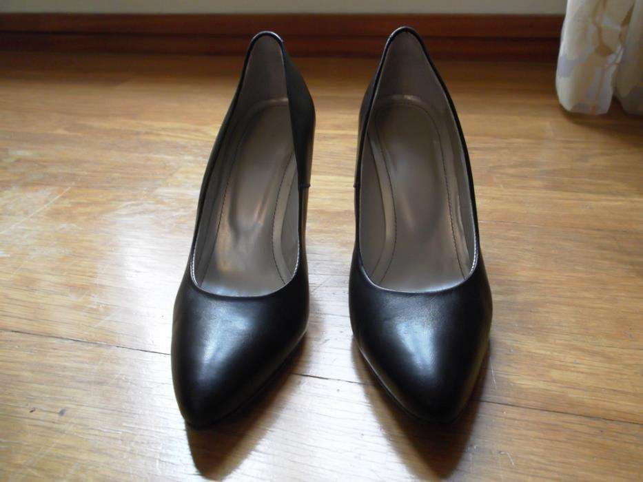 Sapatos novos pretos em pele genuína e muito confortáveis.