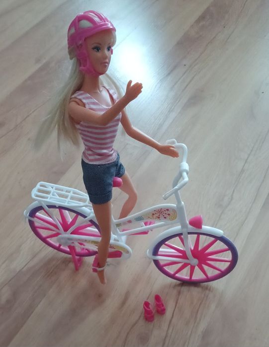 Lalka Steffi na rowerze