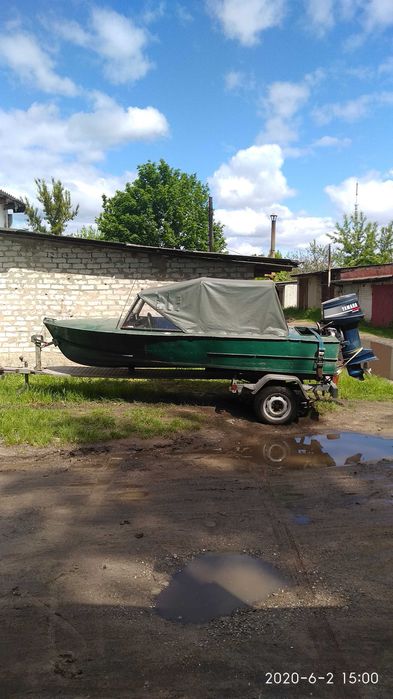 Моторный човен разом з лафетом