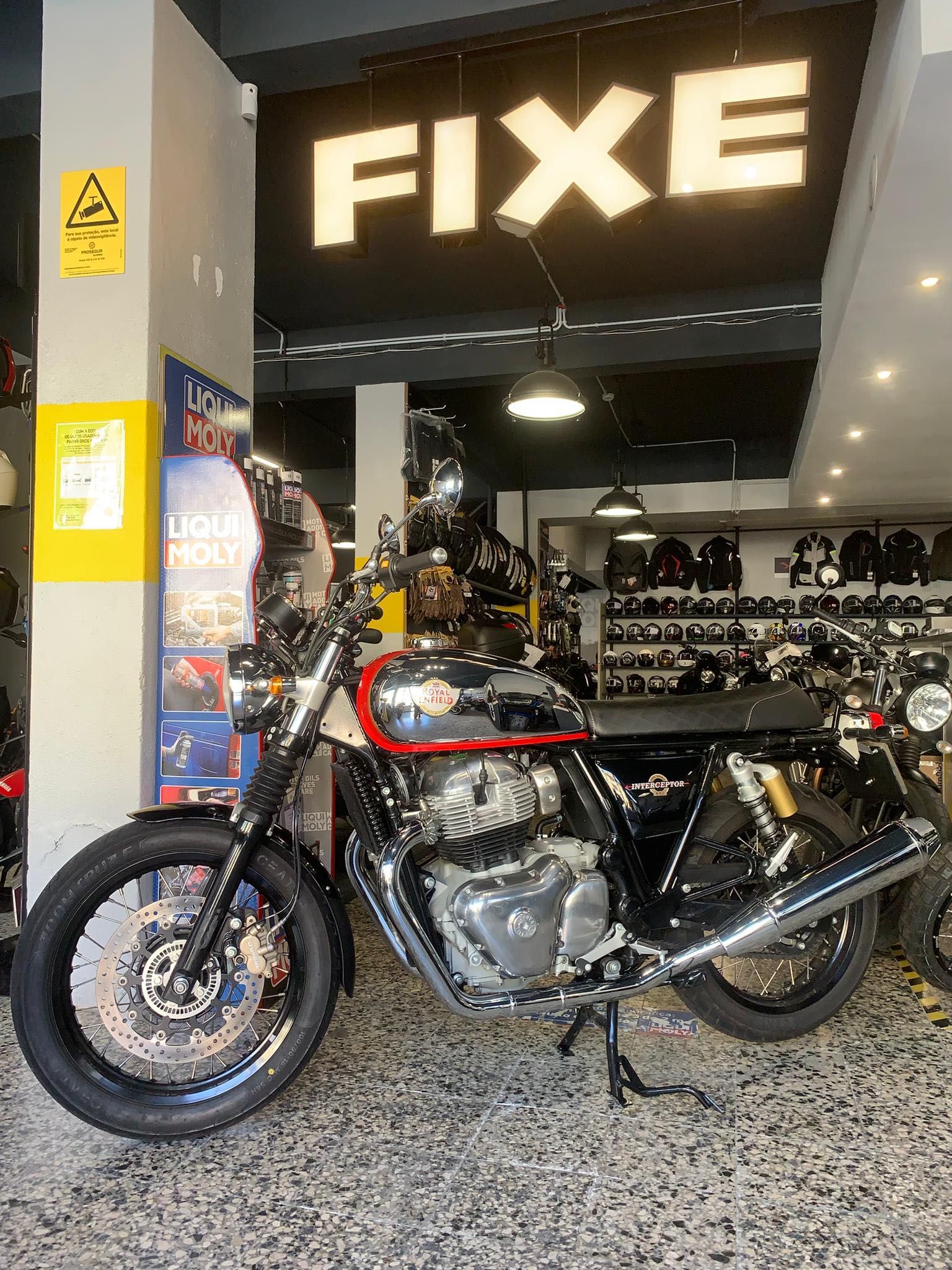 Royal Enfield Interceptor em estado "Novo" 1390 Kms, Garantia Fabrica