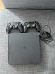 Sony PlayStation 4 – 1 TB + 2 pady + kabel zasilający
