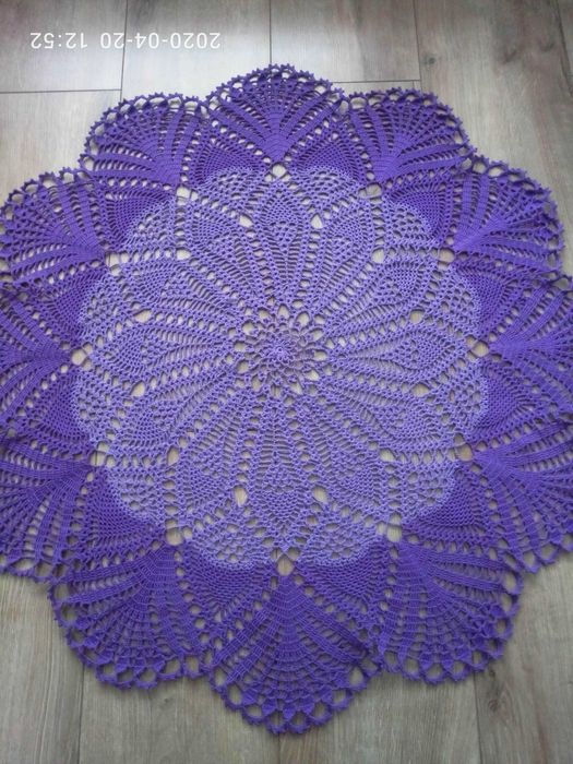 Скатерть сиреневого цвета, диаметром 112 см.из х/б пряжи (двуцветная)