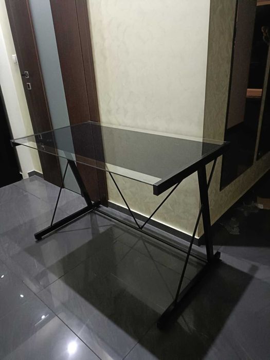 Stolik/biurko metalowy ze szklanym blatem