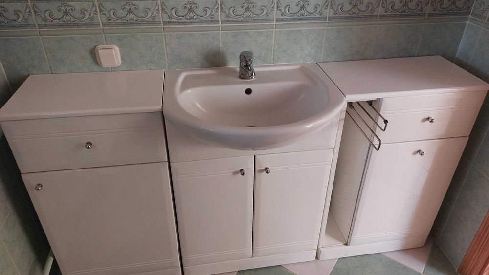 Meble łazienkowe białe.